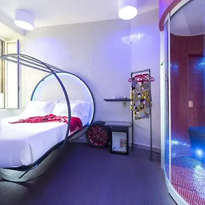 Magenta Pantheon Navona **** רומא